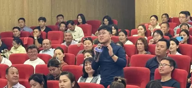 电影《万桐书》沙雅路演现场座无虚席，胡杨林实景拍摄引本地观众共鸣 | 细节速览