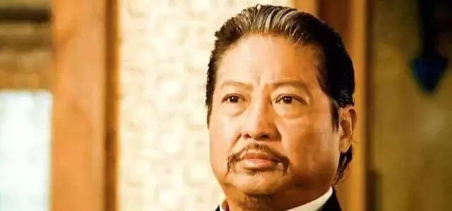 洪金宝拄拐出席香港文化中心颁奖礼，76岁仍坚守片场功夫传承 | 资讯配图