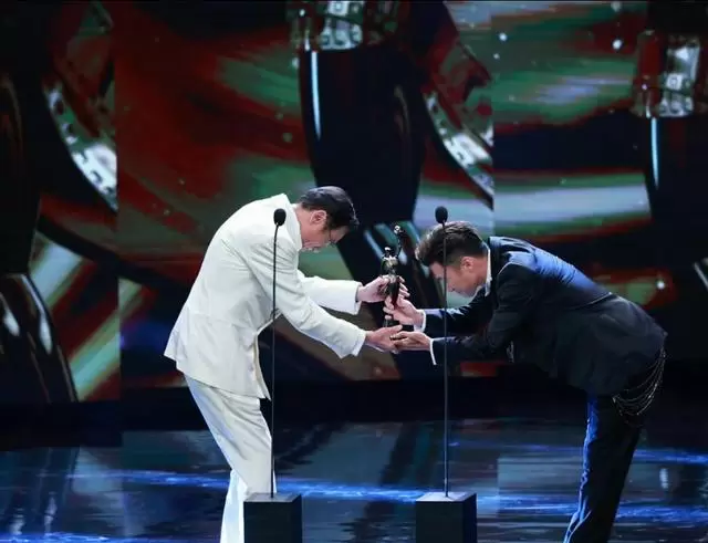 廖子妤凭《像我这样的爱情》首封金像影后，梁家辉五度摘得最佳男主角 | 资讯配图