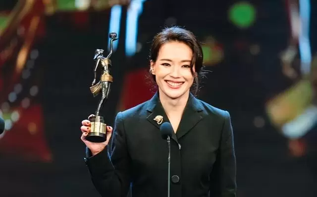 梁家辉第五次获金像奖影帝，廖子妤凭《像我这样的爱情》封后 | 资讯配图