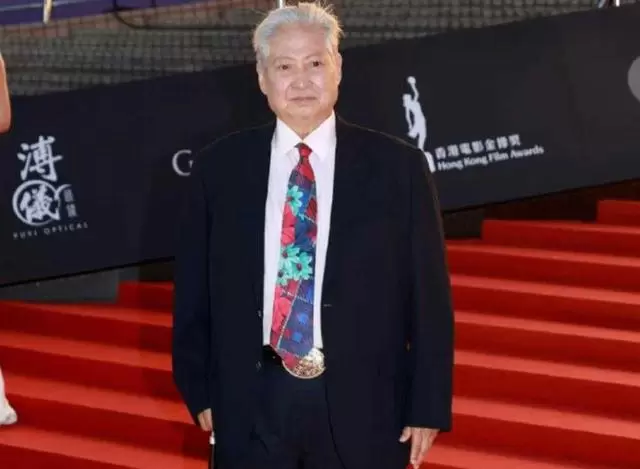 洪金宝拄拐出席香港文化中心颁奖礼，76岁仍坚守片场功夫传承 | 情报图