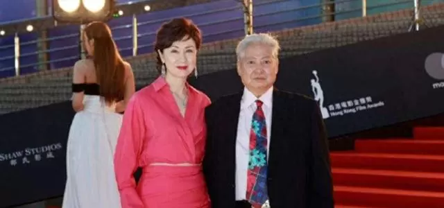 洪金宝拄拐出席香港文化中心颁奖礼，76岁仍坚守片场功夫传承 | 细节速览