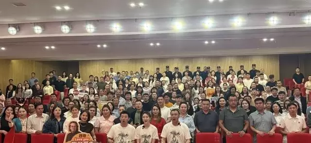 电影《万桐书》沙雅路演现场座无虚席，胡杨林实景拍摄引本地观众共鸣 | 情报图