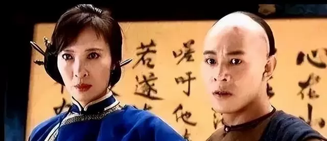 萧芳芳亮相《撞到正》4K修复版发布会，银发登台哽咽送飞吻 | 资讯配图