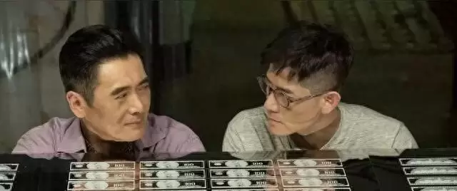 周润发携十几万古董相机为郭富城拍摄撕拉片 | 细节速览