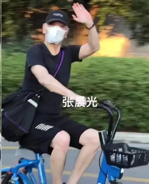 张晨光69岁独居上海，妻儿定居海外持续供学 | 资讯配图