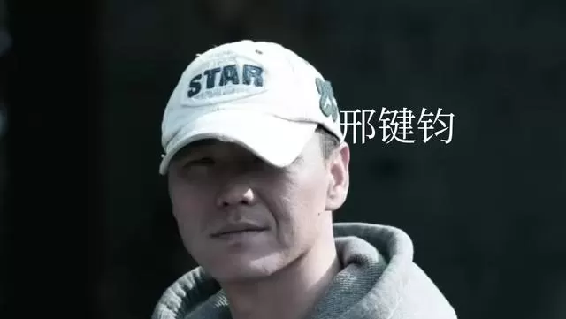 《迷墙》官宣定档2026年暑期，郭京飞任素汐饰中年夫妻卷入3000万现金悬案 | 资讯配图