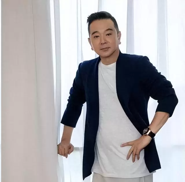 张晨光69岁独居上海，妻儿定居海外持续供学 | 细节速览